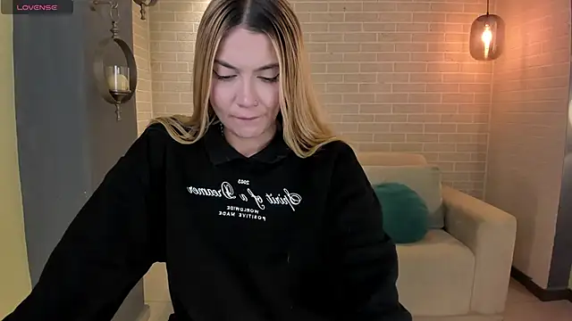 Snapshot of NiaHolland chatting on 26, 10, 2025 NiaHolland online show from 26, 10, 2025