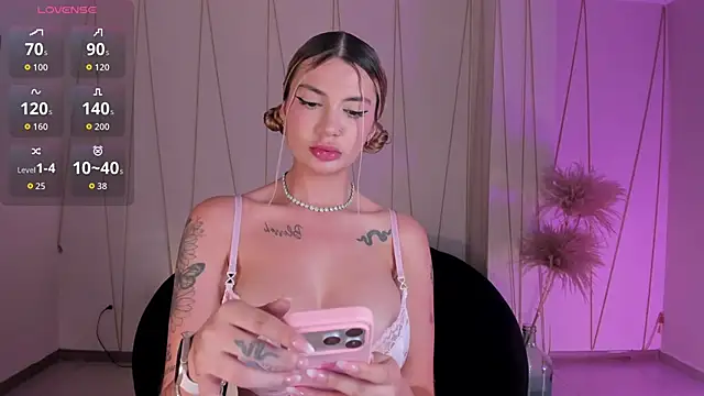 Snapshot of NiaHolland chatting on 22, 11, 2025 NiaHolland online show from 22, 11, 2025