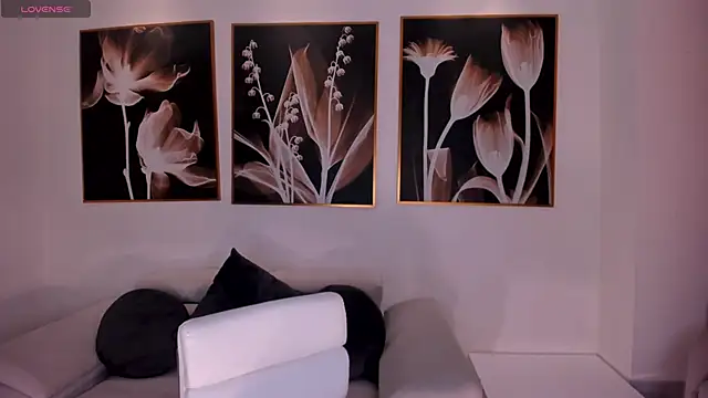 NiaHolland online show from 25, 2, 2026