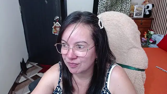 Sonialorens  online show from 4, 12, 2025