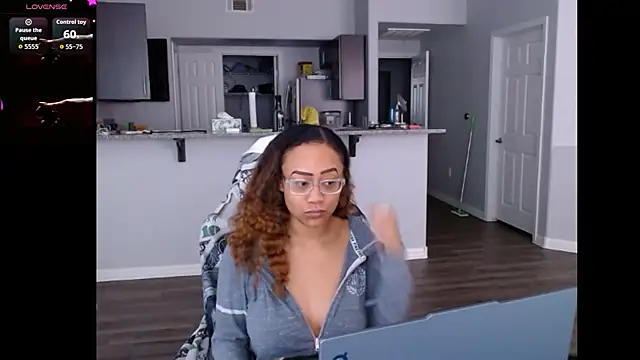 Snapshot of RylHoneyy chatting on 17, 6, 2026 RylHoneyy online show from 17, 6, 2026