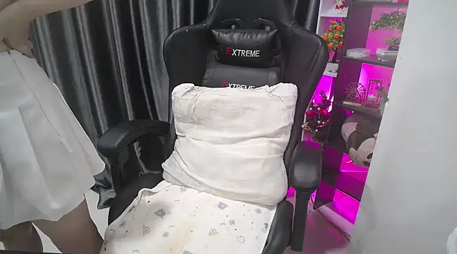 Yuki-yio online show from 5, 3, 2025