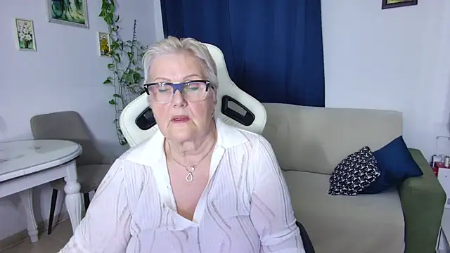 Snapshot of Selenna57 chatting on 9, 4, 2026 Selenna57 online show from 9, 4, 2026