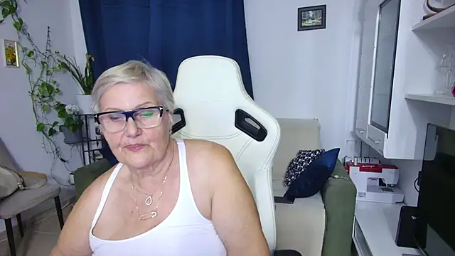 Snapshot of Selenna57 chatting on 20, 4, 2026 Selenna57 online show from 20, 4, 2026