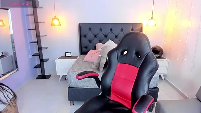 AMELIELEONE online show from 9, 1, 2025