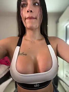 Snapshot of Emmily_19 chatting on 11, 11, 2025 Emmily 19 online show from 11, 11, 2025