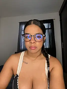 Snapshot of trianawhite chatting on 4, 7, 2026 trianawhite online show from 4, 7, 2026