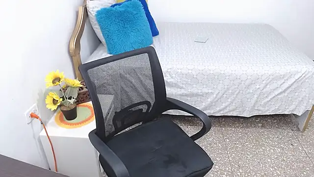 emiliaa hot online show from 4, 12, 2024