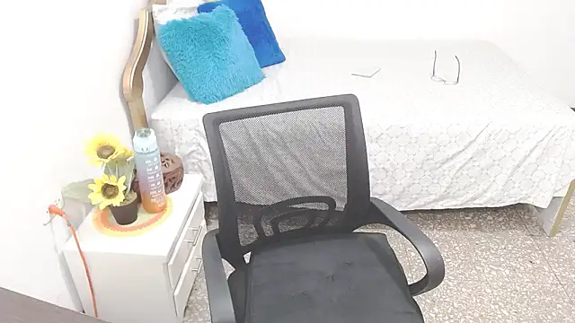 emiliaa hot online show from 8, 12, 2024