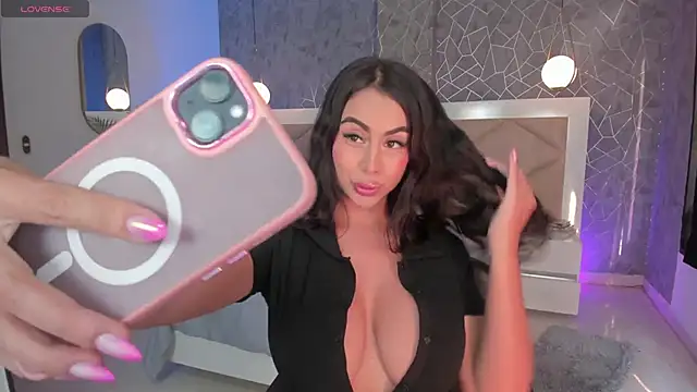 Snapshot of LeahJones_ chatting on 1, 3, 2025 LeahJones online show from 1, 3, 2025