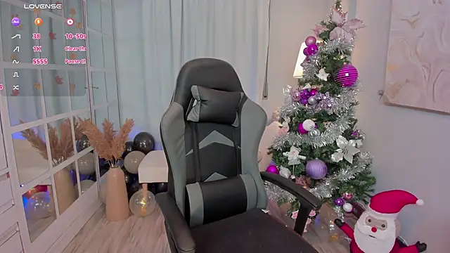 Snapshot of LeahJones_ chatting on 14, 12, 2025 LeahJones online show from 14, 12, 2025