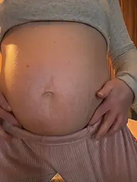 Snapshot of Mini_And_The_Bear chatting on 5, 2, 2026 Mini And The Bear online show from 5, 2, 2026