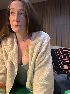 Snapshot of Mini_And_The_Bear chatting on 7, 2, 2026 Mini And The Bear online show from 7, 2, 2026