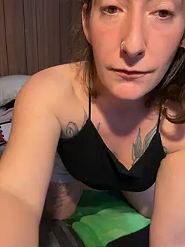 Snapshot of Mini_And_The_Bear chatting on 9, 2, 2026 Mini And The Bear online show from 9, 2, 2026