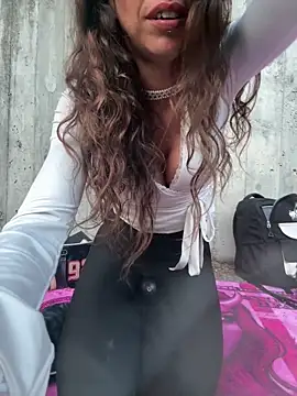 Snapshot of amanilouve chatting on 21, 4, 2026 amanilouve online show from 21, 4, 2026