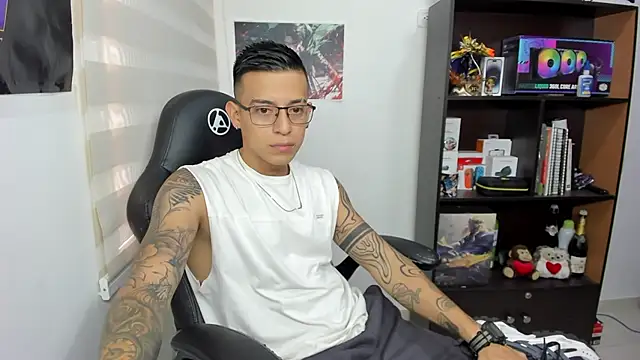 SIXXTOLOVE18 online show from 4, 3, 2025