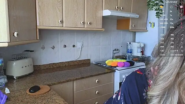 Snapshot of Lunamix chatting on 4, 2, 2025 Lunamix online show from 4, 2, 2025