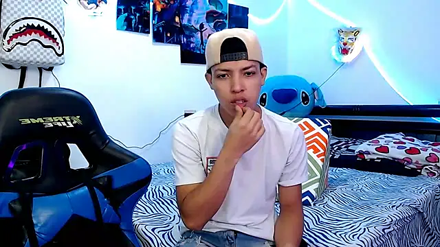 Snapshot of littleyork chatting on 5, 2, 2025 littleyork online show from 5, 2, 2025