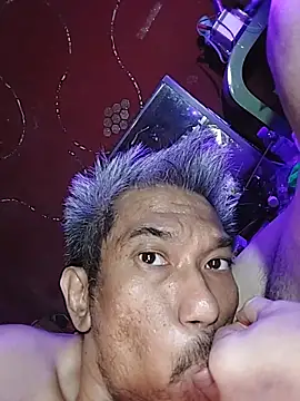 Snapshot of UncleHusz chatting on 13, 10, 2025 UncleHusz online show from 13, 10, 2025