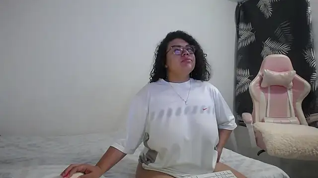 Snapshot of mabigomez00 chatting on 4, 11, 2025 mabigomez00 online show from 4, 11, 2025