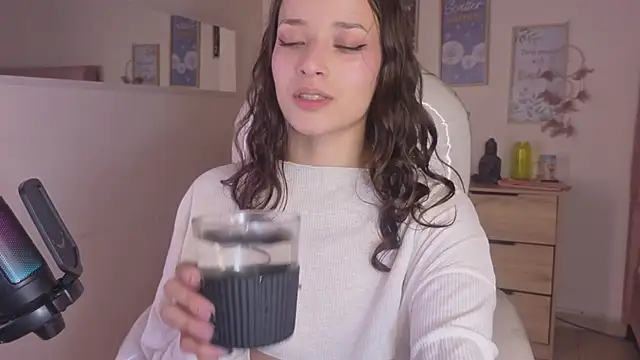 Snapshot of Amaia_Daniells chatting on 5, 11, 2025 Amaia Daniells online show from 5, 11, 2025