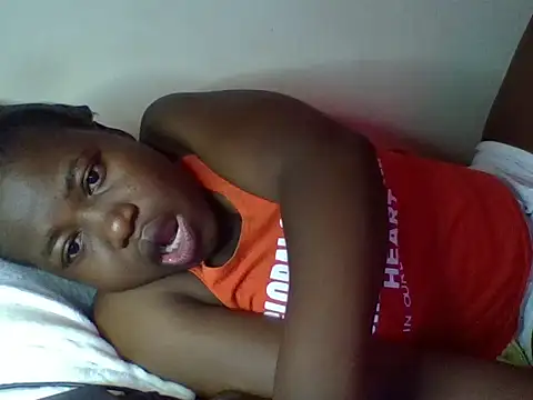 Snapshot of cute-marianna chatting on 15, 12, 2025 cute-marianna online show from 15, 12, 2025