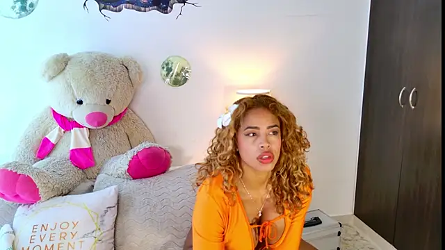 Snapshot of SarahCinnamon- chatting on 10, 7, 2026 SarahCinnamon- online show from 10, 7, 2026