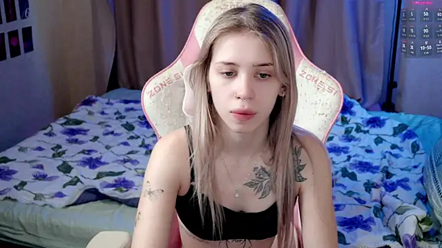 Snapshot of ho1yho1e chatting on 8, 12, 2024 ho1yho1e online show from 8, 12, 2024