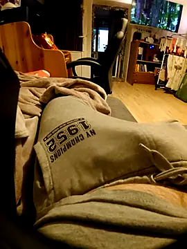 Snapshot of anonymus9006 chatting on 18, 12, 2025 anonymus9006 online show from 18, 12, 2025