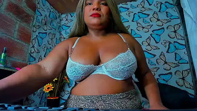 Snapshot of luciana_osorno chatting on 7, 11, 2025 luciana osorno online show from 7, 11, 2025