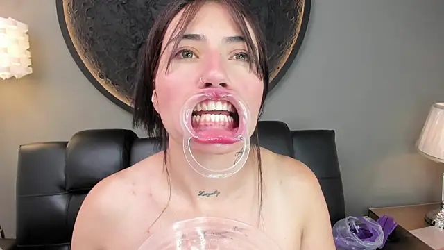 Snapshot of miss_sharlotte18 chatting on 25, 1, 2025 miss sharlotte18 online show from 25, 1, 2025