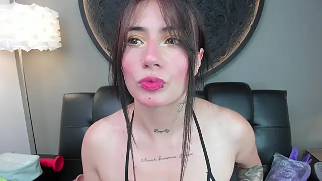 Snapshot of miss_sharlotte18 chatting on 5, 2, 2025 miss sharlotte18 online show from 5, 2, 2025