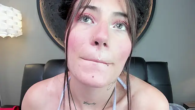 Snapshot of miss_sharlotte18 chatting on 11, 3, 2025 miss sharlotte18 online show from 11, 3, 2025