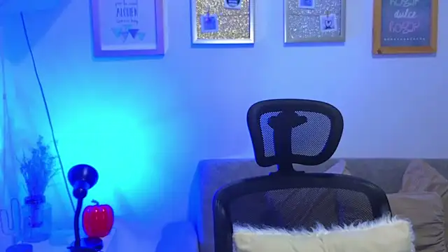 Snapshot of annylouis chatting on 5, 11, 2025 annylouis online show from 5, 11, 2025