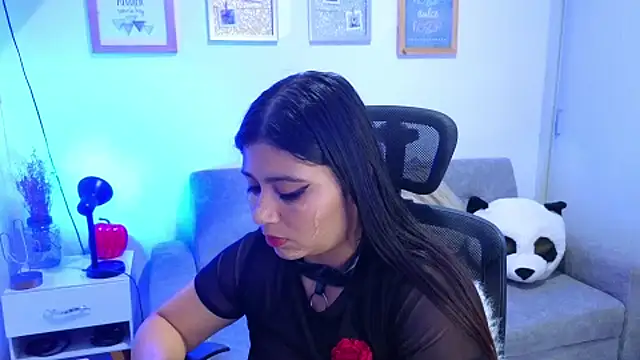 Snapshot of annylouis chatting on 7, 11, 2025 annylouis online show from 7, 11, 2025