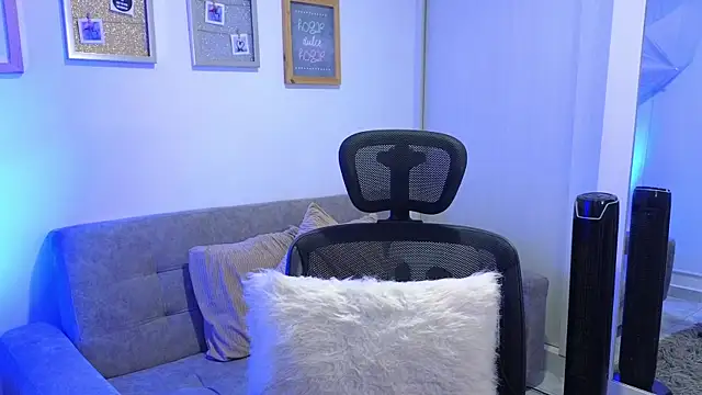 Snapshot of annylouis chatting on 19, 11, 2025 annylouis online show from 19, 11, 2025