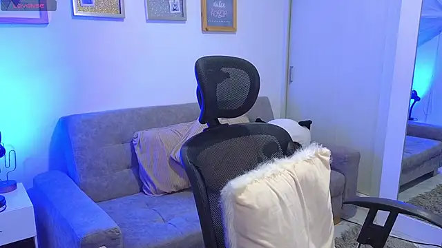 Snapshot of annylouis chatting on 24, 11, 2025 annylouis online show from 24, 11, 2025