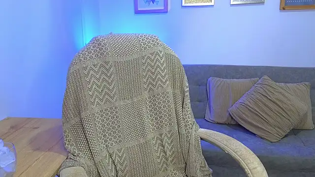 Snapshot of annylouis chatting on 2, 12, 2025 annylouis online show from 2, 12, 2025