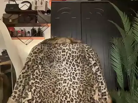 Snapshot of BigDominaMia chatting on 11, 4, 2026 BigDominaMia online show from 11, 4, 2026