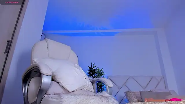 NiaBennet  online show from 6, 12, 2024