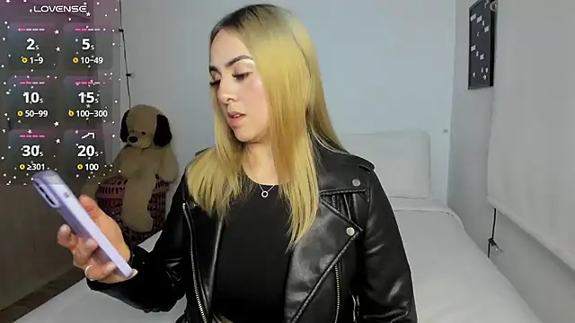 Snapshot of sophi_mooreno chatting on 5, 3, 2025 sophi mooreno online show from 5, 3, 2025