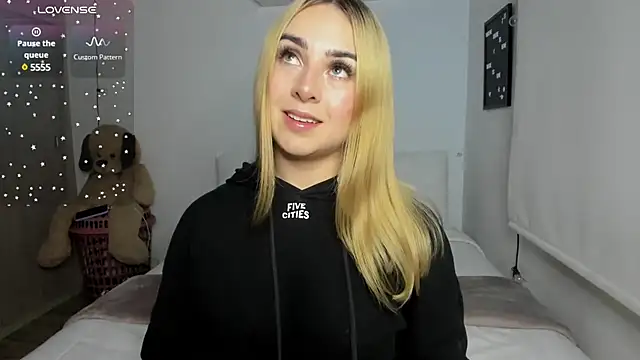 Snapshot of sophi_mooreno chatting on 12, 3, 2025 sophi mooreno online show from 12, 3, 2025