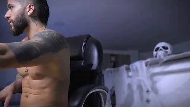 Snapshot of Frank_Farrell chatting on 28, 10, 2025 Frank Farrell online show from 28, 10, 2025