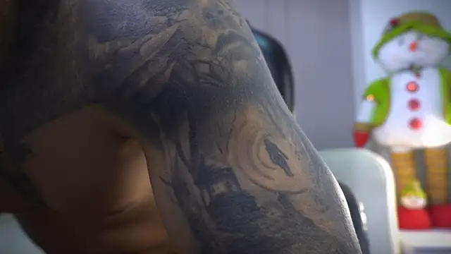 Snapshot of Frank_Farrell chatting on 19, 11, 2025 Frank Farrell online show from 19, 11, 2025