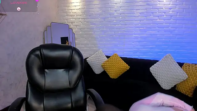 Snapshot of MaryLewis_ chatting on 3, 2, 2025 MaryLewis online show from 3, 2, 2025