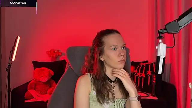 Snapshot of DivineBite chatting on 9, 10, 2025 DivineBite online show from 9, 10, 2025