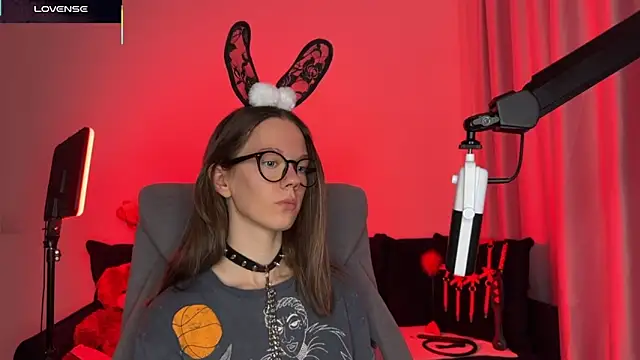 Snapshot of DivineBite chatting on 18, 10, 2025 DivineBite online show from 18, 10, 2025