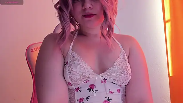 Snapshot of SueNiceeeee chatting on 19, 10, 2025 SueNiceeeee online show from 19, 10, 2025