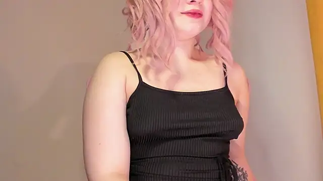 Snapshot of SueNiceeeee chatting on 6, 11, 2025 SueNiceeeee online show from 6, 11, 2025