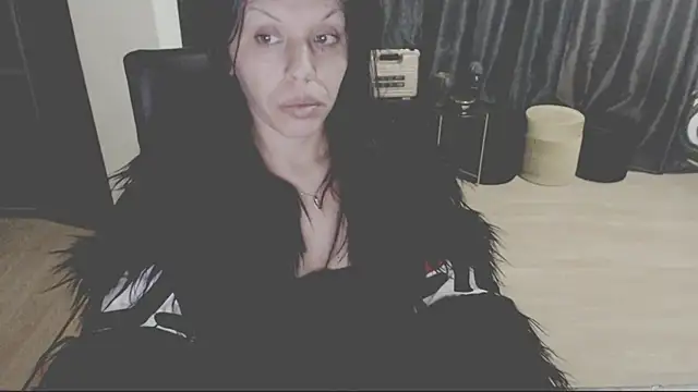 Snapshot of GoldenSasha chatting on 1, 12, 2025 GoldenSasha online show from 1, 12, 2025